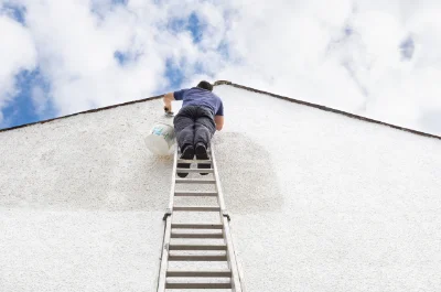 Peinture extérieure à Comus — façades et ravalement